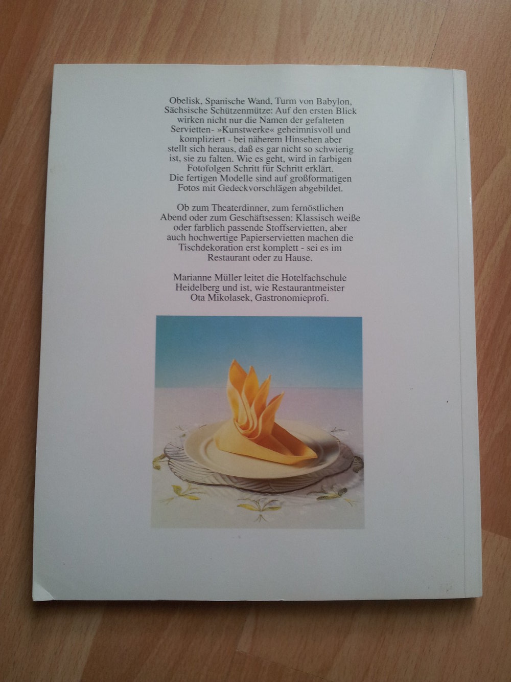 Serviettenfalten - 80 Ideen für schön gedeckte Tische