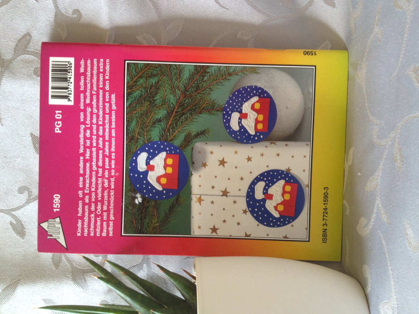 Kinder schmücken den Weihnachtsbaum