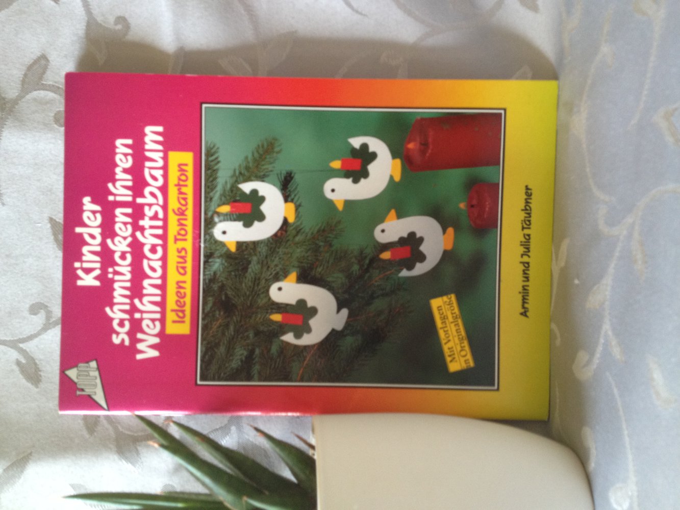 Kinder schmücken den Weihnachtsbaum