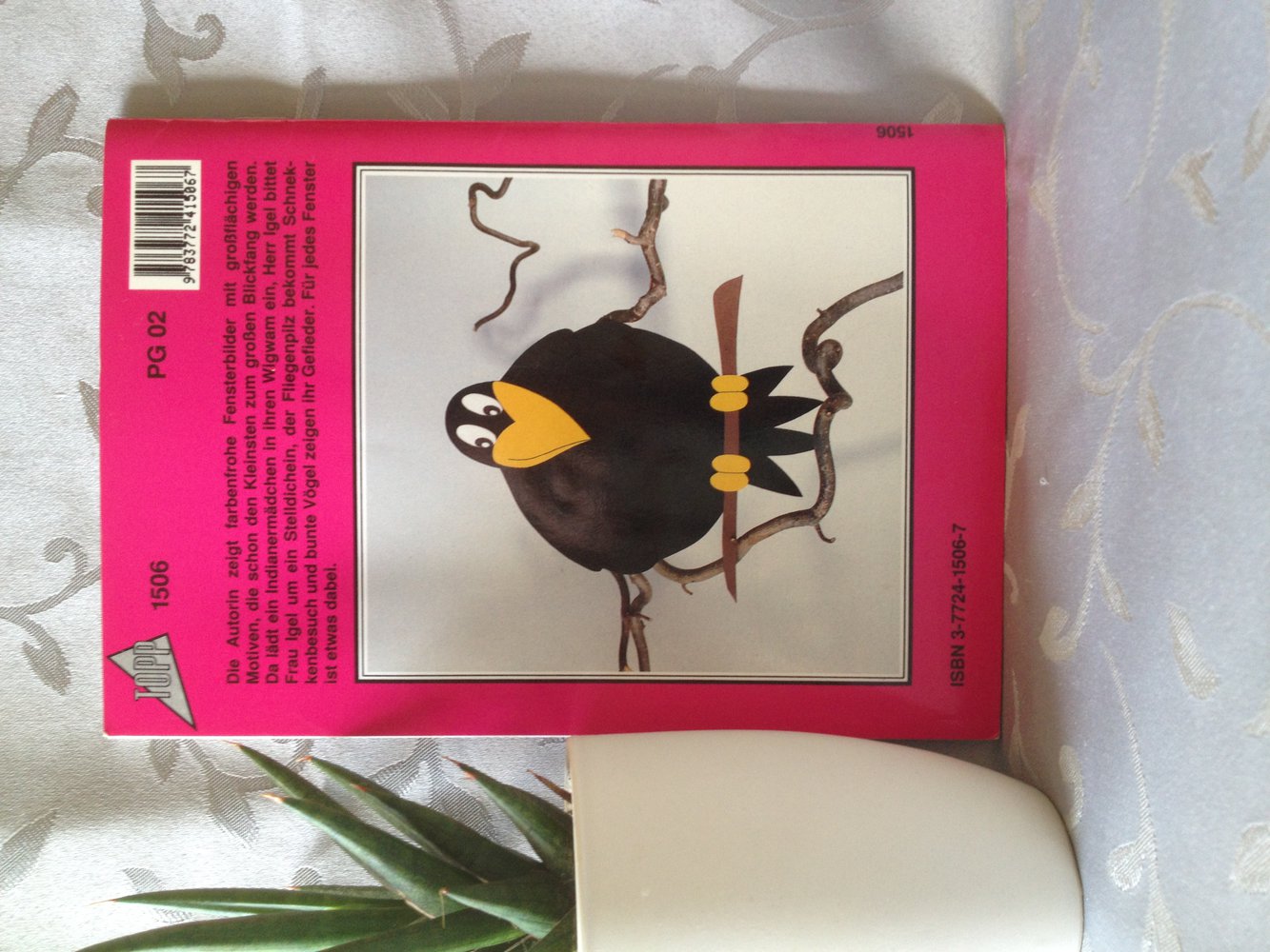 Farbenfrohe Fensterbilder aus Tonkarton