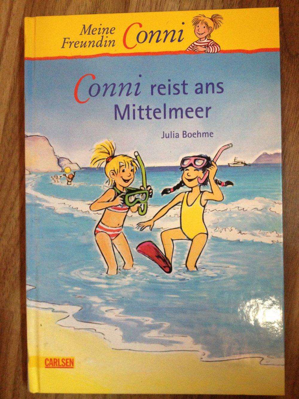 Conni reist ans Mittelmeer