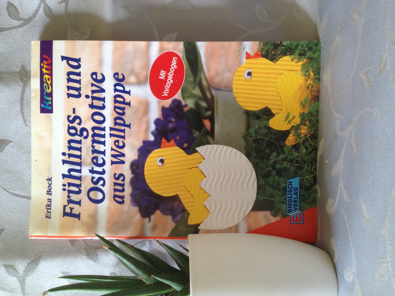 Frühlings- und Ostermotive aus Wellpappe