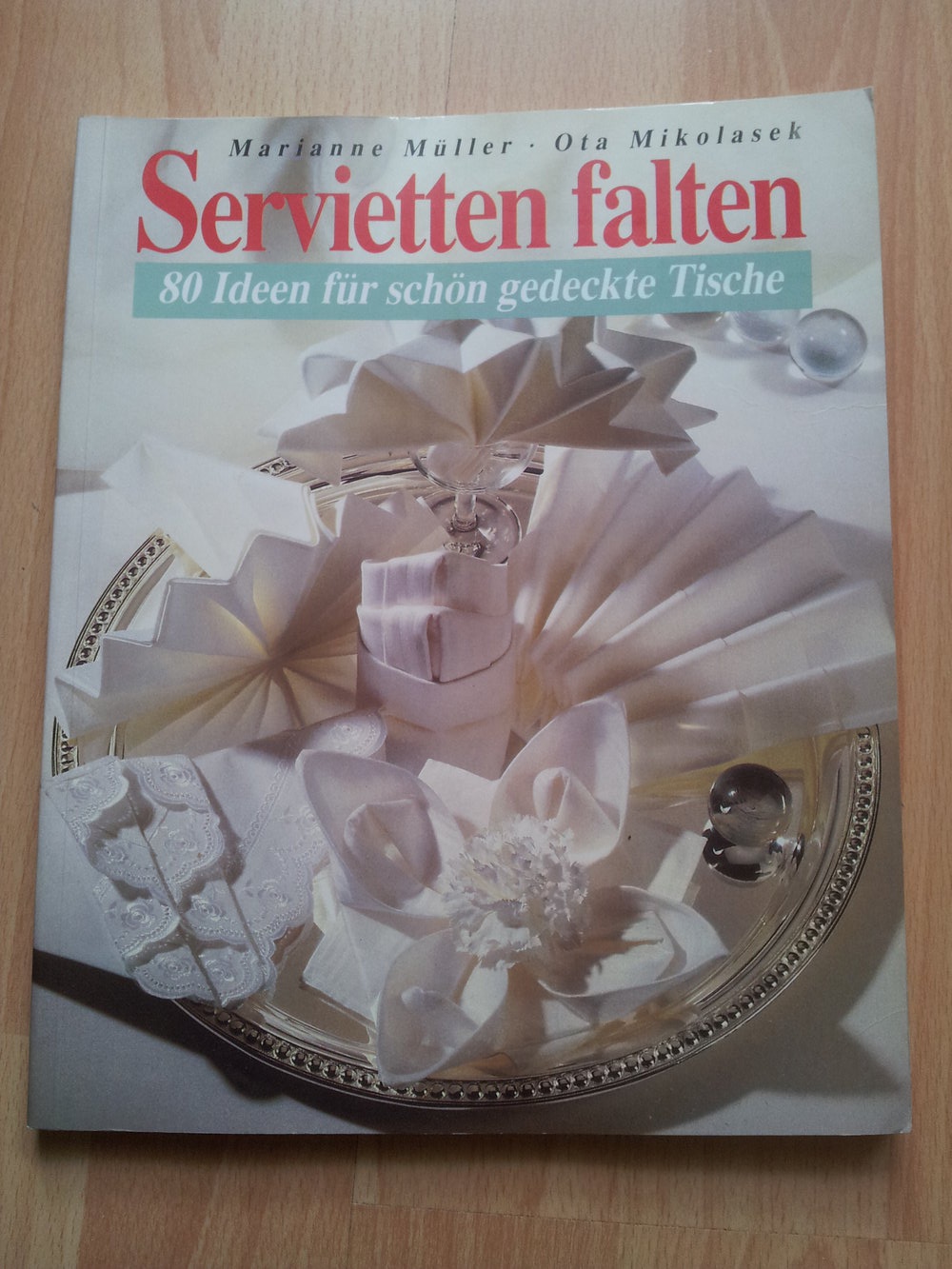 Serviettenfalten - 80 Ideen für schön gedeckte Tische