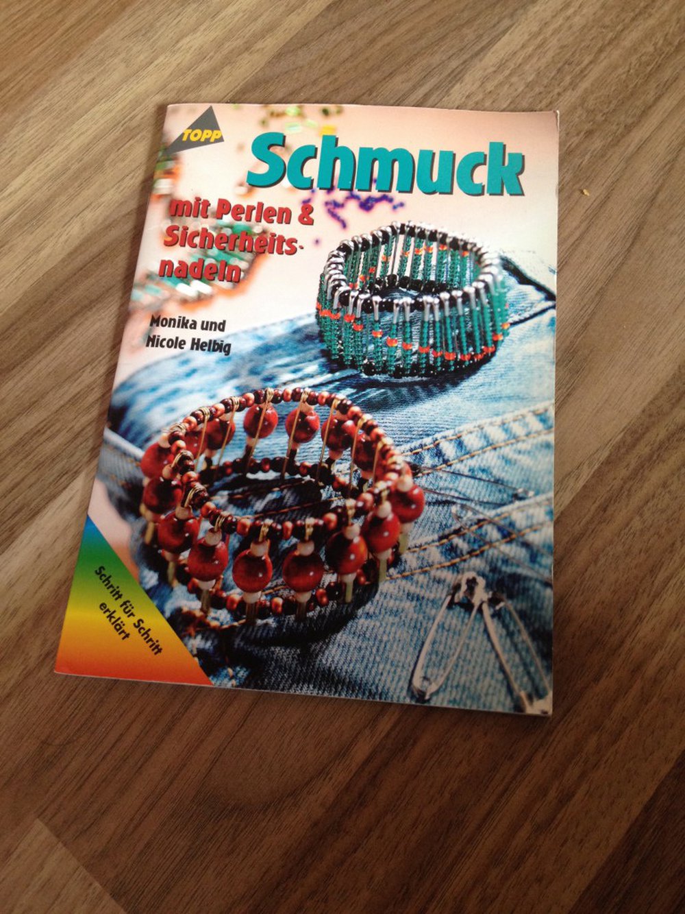 Schmuck mit Perlen & Sicherheitsnadeln