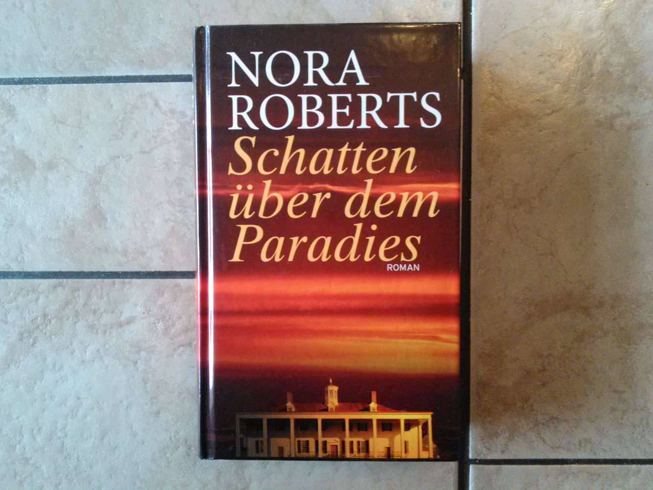 Buch -  Schatten über dem Paradies von Nora Roberts 