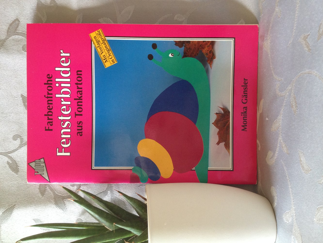 Farbenfrohe Fensterbilder aus Tonkarton