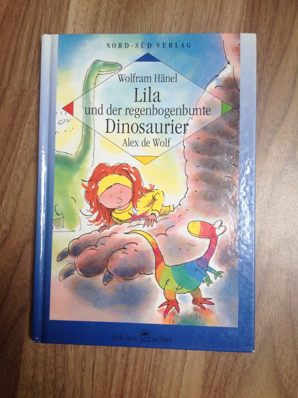 Lila und der regenbogenbunte Dinosaurier