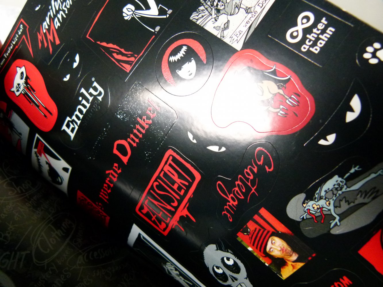 Emily the Strange - Dunkler Band 3 Comic inkl. Sticker, Gothic/Illustrationen