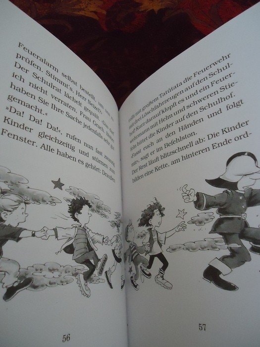 Hexe Lilli stellt die Schule auf den Kopf