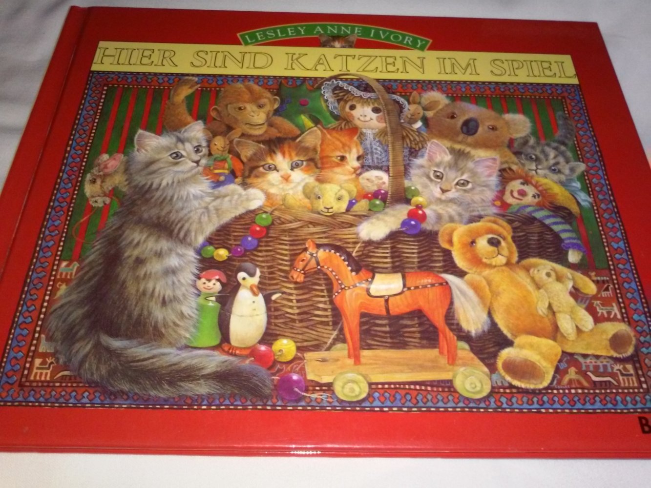 Das Kätzchen in der Weihnachts krippe + Hier sind Katzen im Spiel