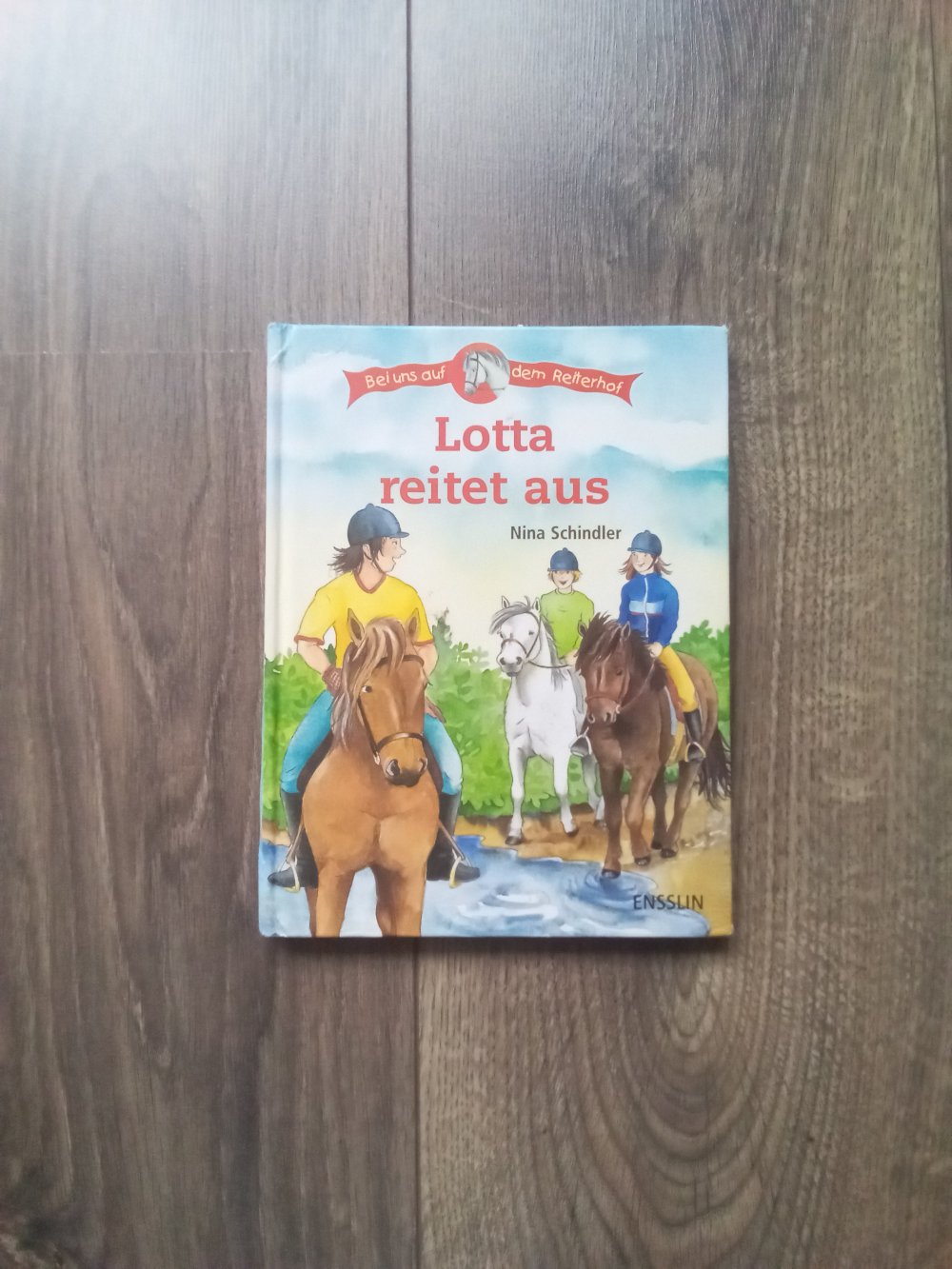 Lotta reitet aus Bei uns auf dem Reiterhof Erstleser Nina Schindler Ensslin