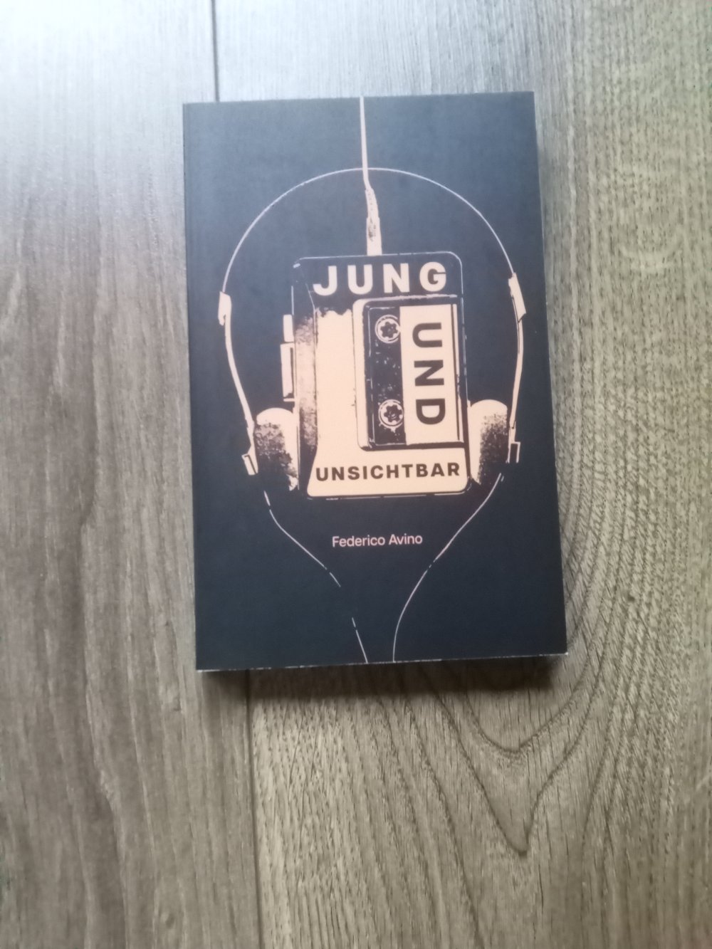 Federico Avino Jung und Unsichtbar