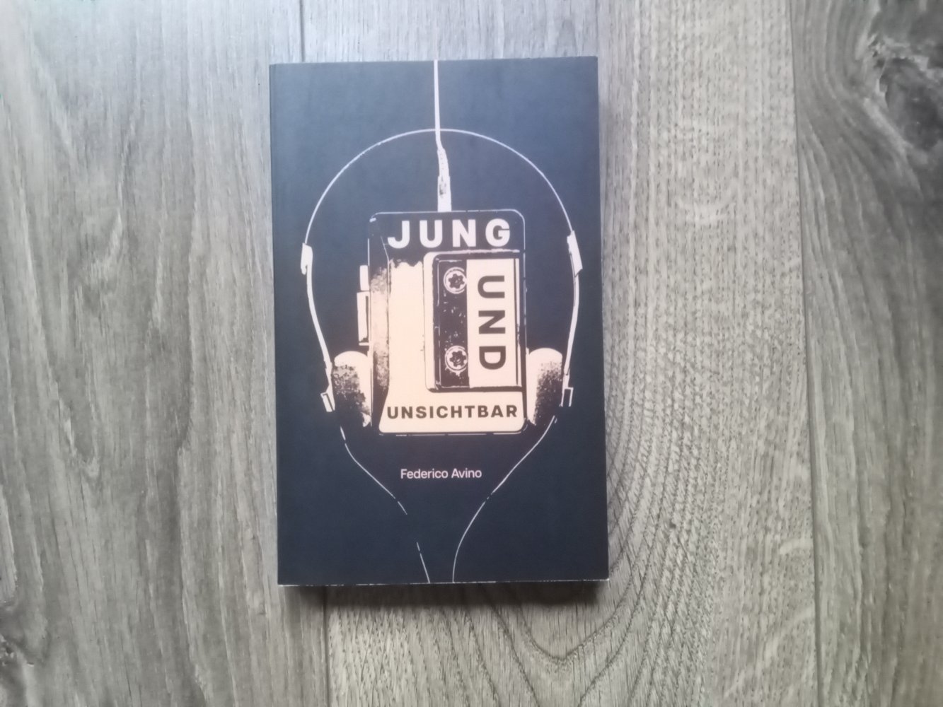 Federico Avino Jung und Unsichtbar