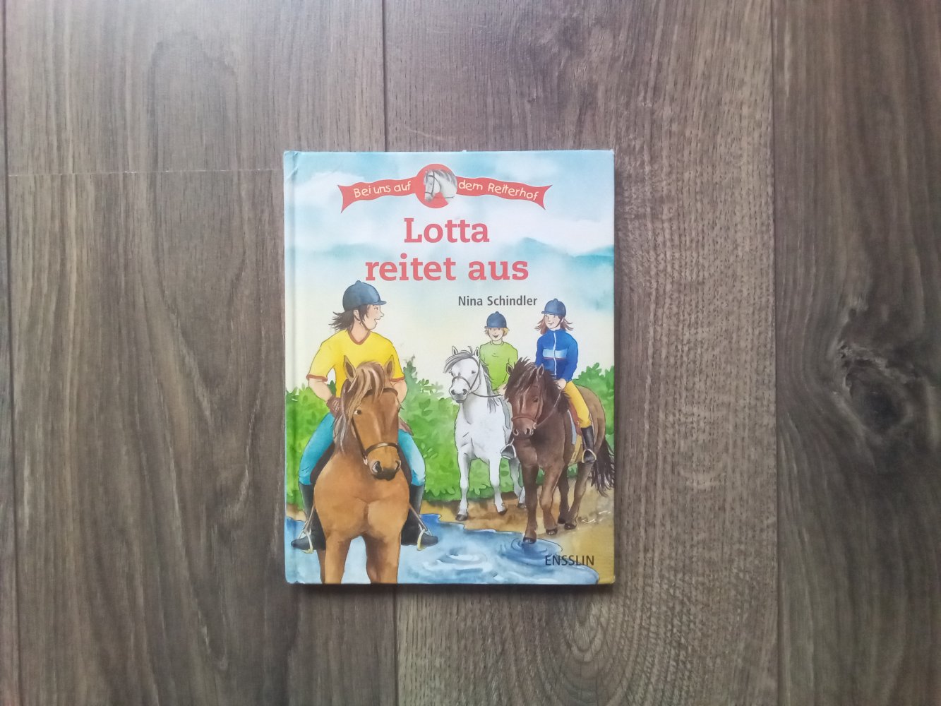 Lotta reitet aus Bei uns auf dem Reiterhof Erstleser Nina Schindler Ensslin