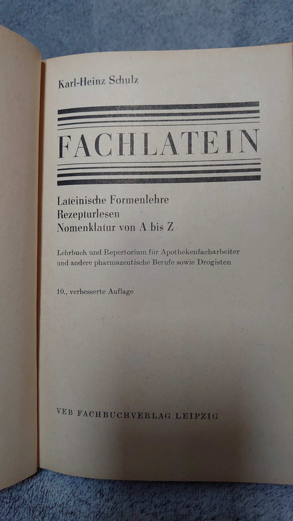 Fachlatein  Karl - Heinz Schulz  Lateinische Formenlehre  Rezepturlesen  Nomenklatur von A - Z Lehrbuch und Repertorium für Apothekenfacharbeiter und andere pharmazeutische Berufe sowie Drogisten 1987