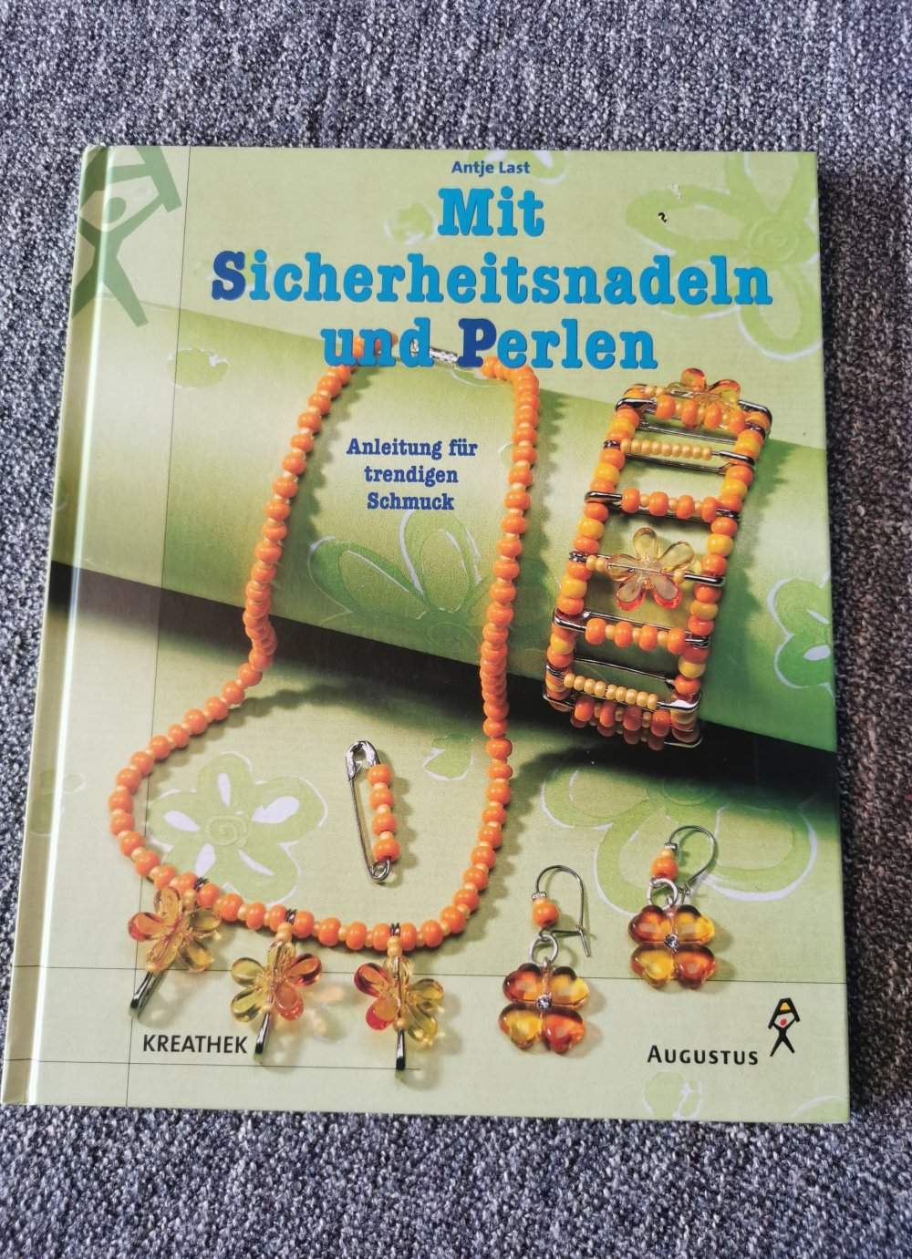 Buch: Mit Sicherheitsnadeln und Perlen