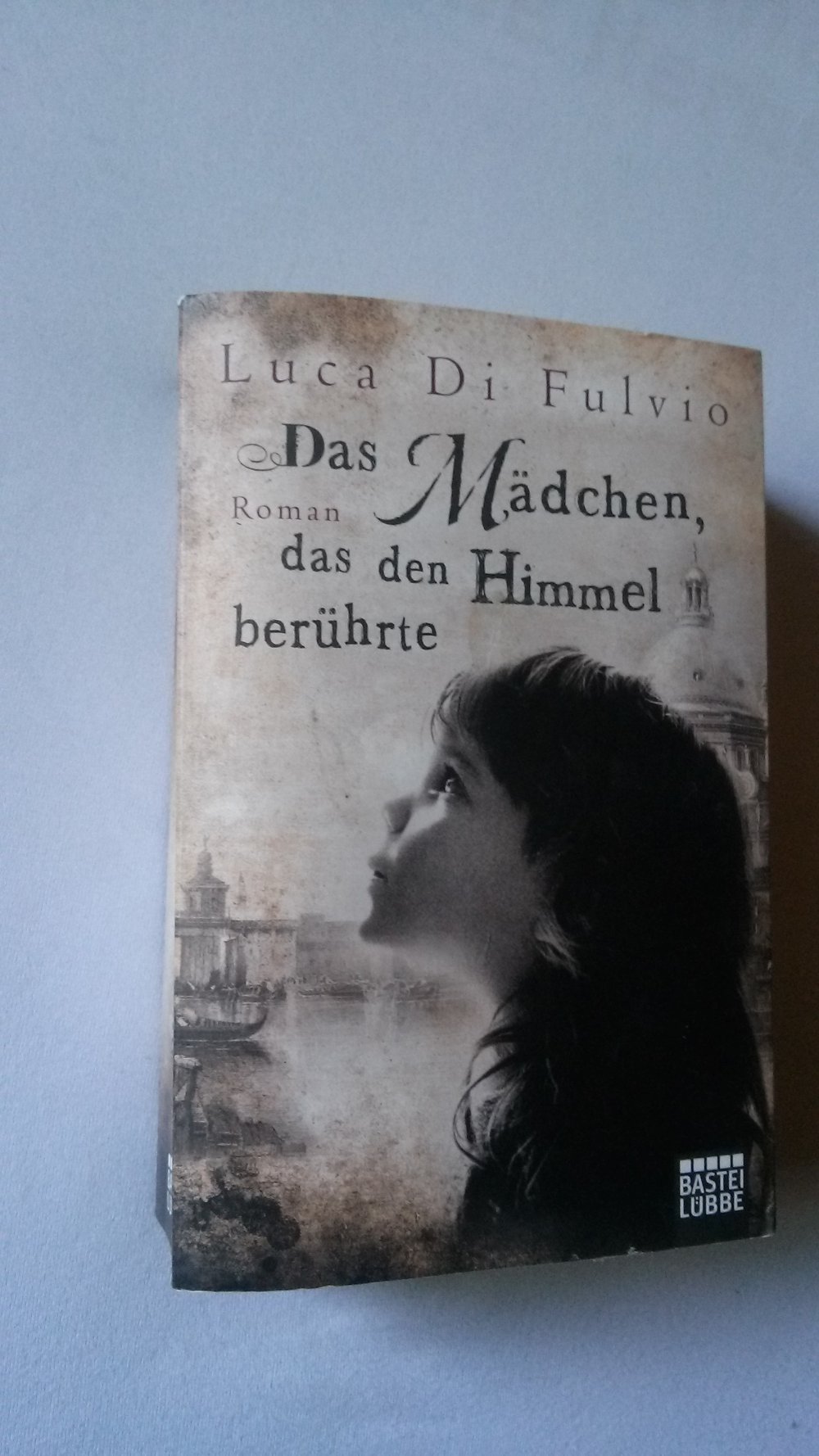 Das Mädchen, das den Himmel berührte, Roman, Erzählung