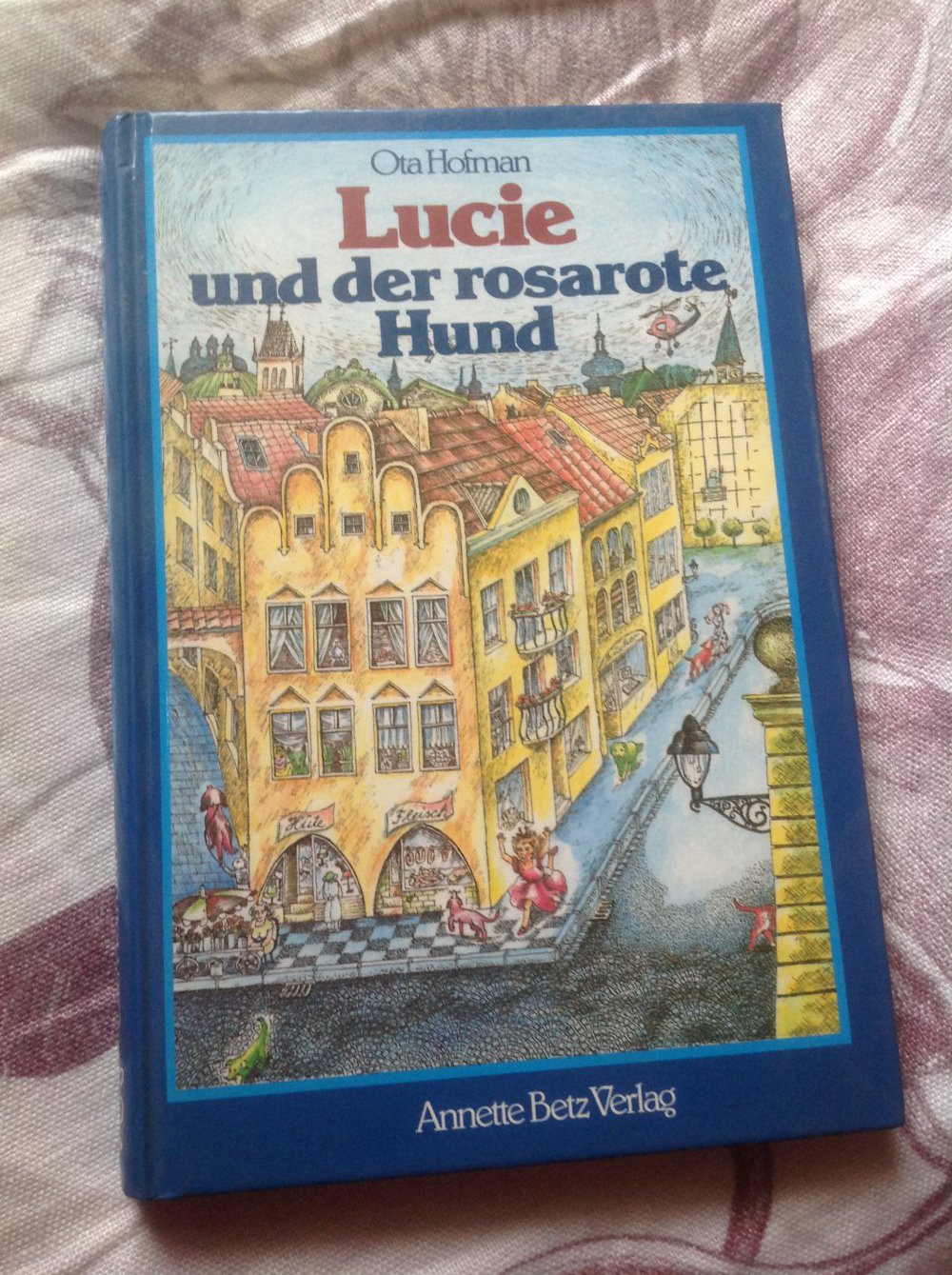 Lucy und der rosarote Hund von Ota Hofman