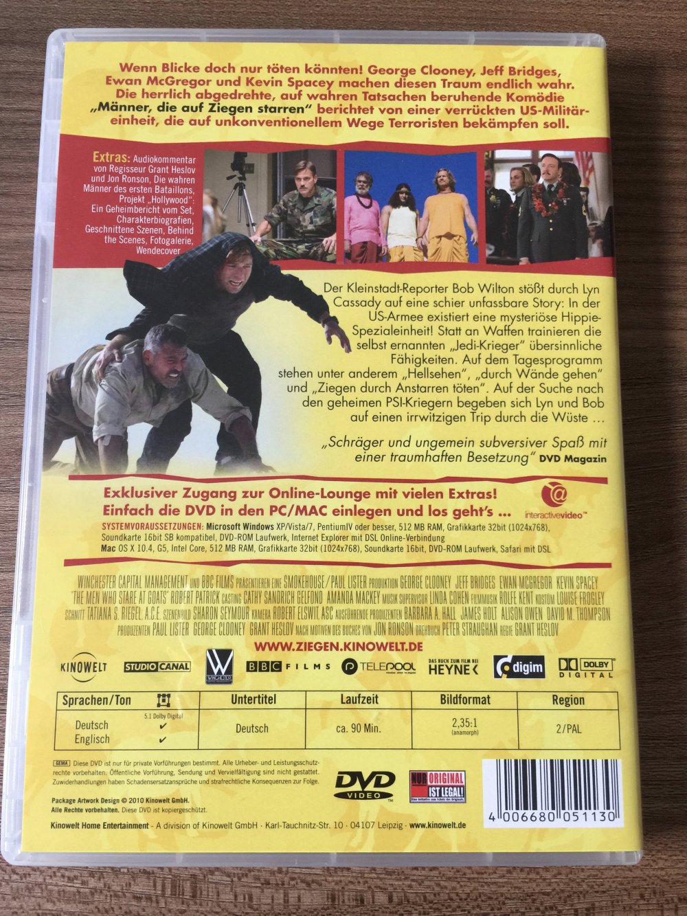 Männer, die auf Ziegen starren