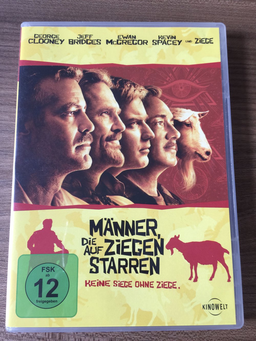 Männer, die auf Ziegen starren