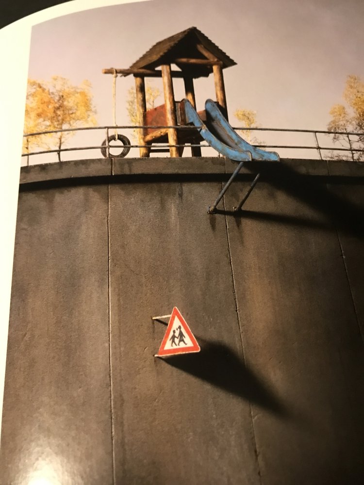 Topsy Turvy World Verkehrte Welt Crafic Design Phantasie Modellbau Architektur Sinnbild Täuschung Stilleben Umwelt Haus Bauwesen Sinnestäuschung Surrealität Kunst  