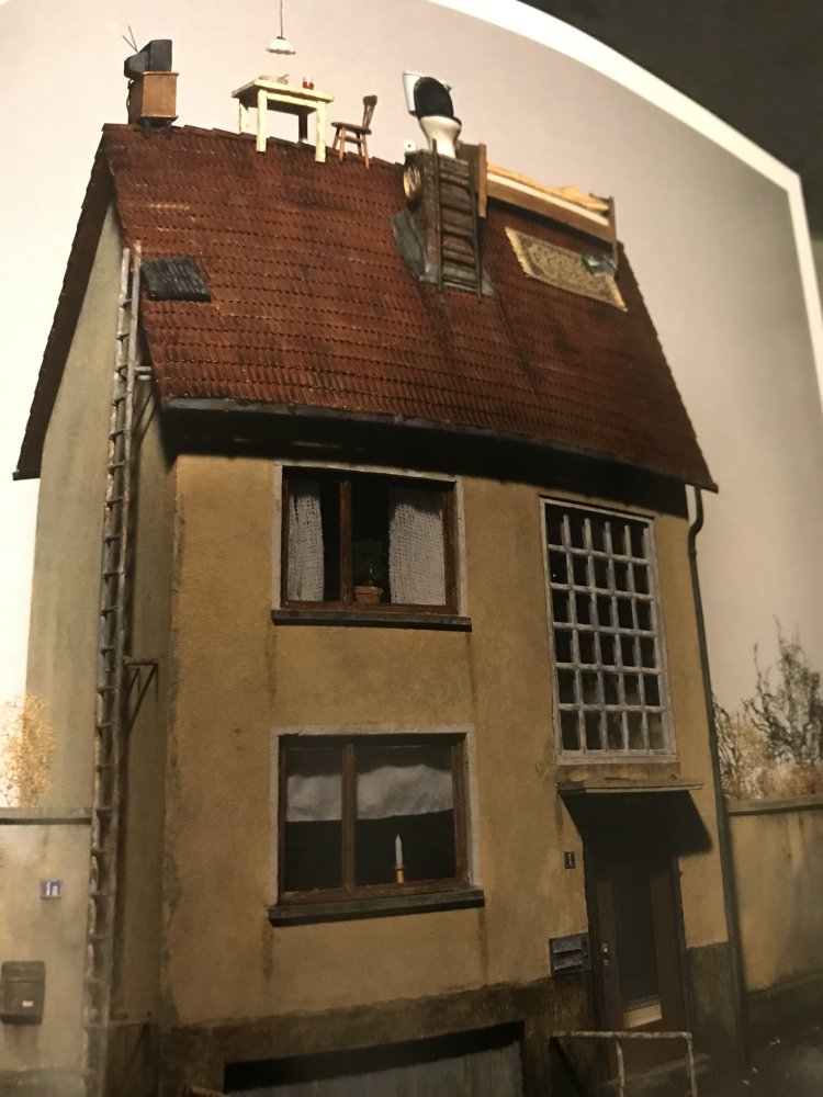 Topsy Turvy World Verkehrte Welt Crafic Design Phantasie Modellbau Architektur Sinnbild Täuschung Stilleben Umwelt Haus Bauwesen Sinnestäuschung Surrealität Kunst  