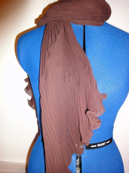 Schokobrauner Crêpe- Schal