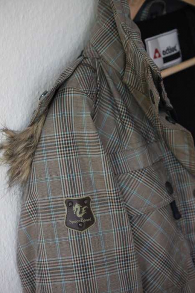 Ski-/ Snowboardjacke mit Fellkapuze