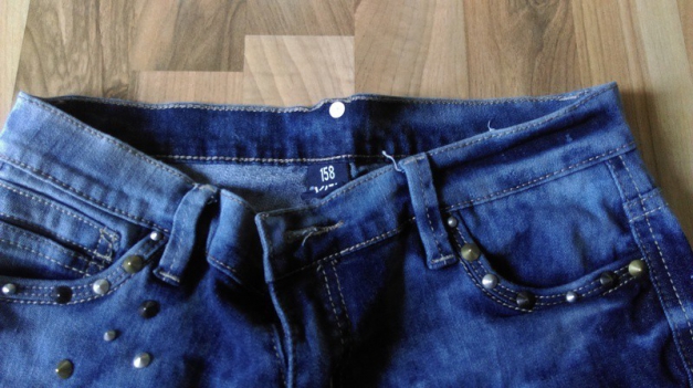 Röhrenjeans im Usedlook mit Nieten