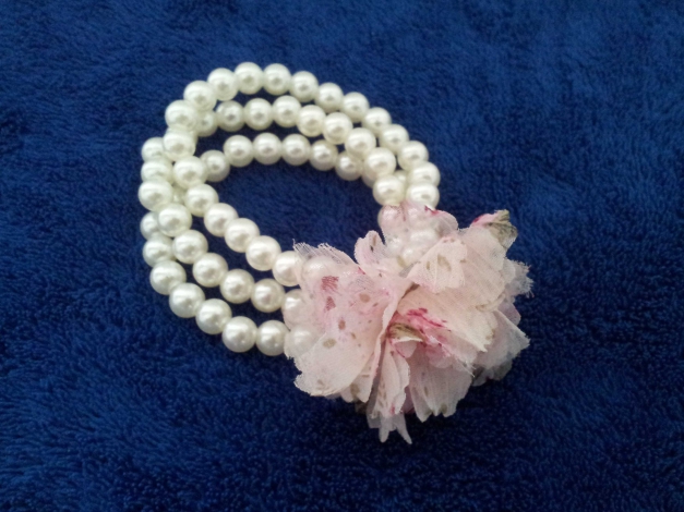 Perlenarmband mit Blume