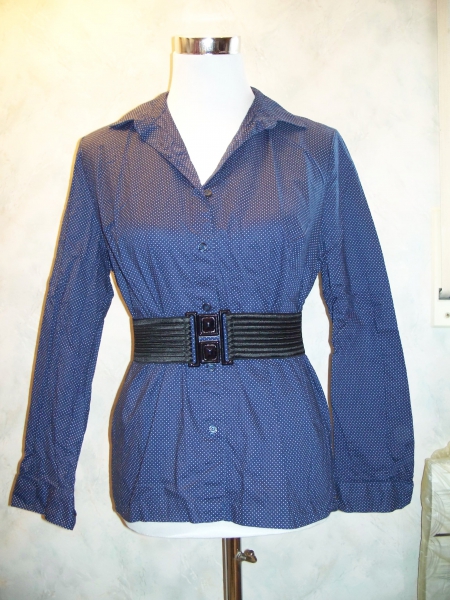 VINTAGE// Dunkelblaue Baumwollbluse mit weißen Punkten