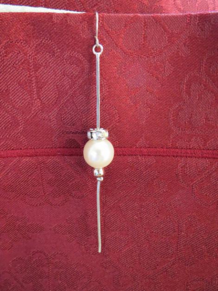 1 Ohrring, interessant, lang