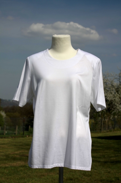 Schlichtes weisses Shirt mit breit abgenähtem Ausschnitt
