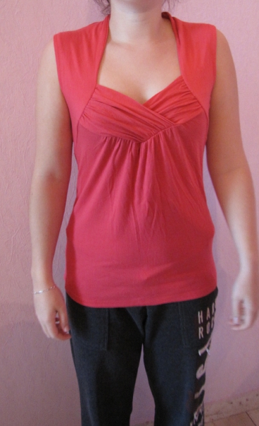 Rotes Top mit breiten Trägern 