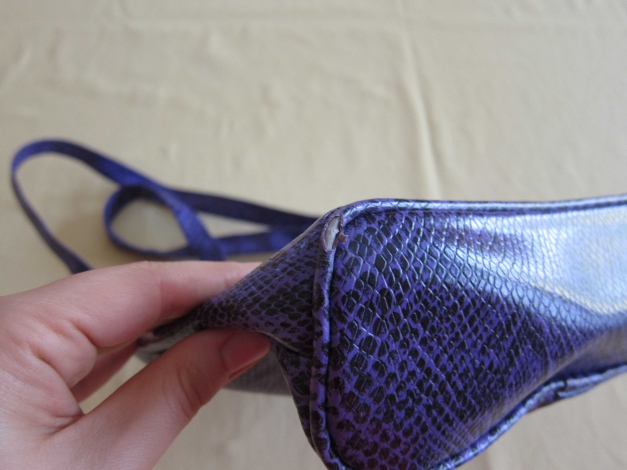 Lila Schlangenimitat Umhängetasche