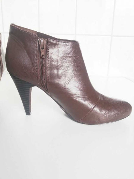 H&M braune Stiefeletten aus glattem Kunstleder mit seitlichem Reissverschluss Gr. 38