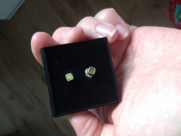 Ohrstecker mit grünem Stein