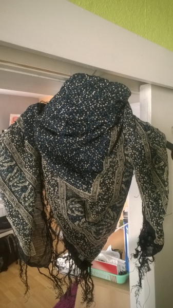 blau gemusterter schal