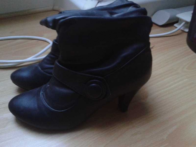 schwarze Stiefeletten mit Knopf