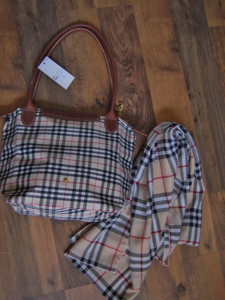 Karrierte kleine Handtasche mit Loop-Schal 