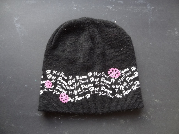 Coole Mütze mit weißer Aufschrift und pinken Blumen