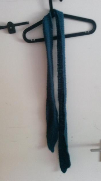 petrolfarbener Strickschal