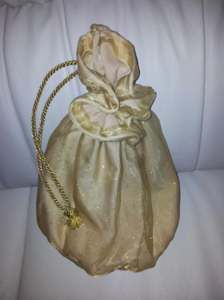 Goldfarbenes Säckchen, Clutch, ideal für die Abendgarderobe.