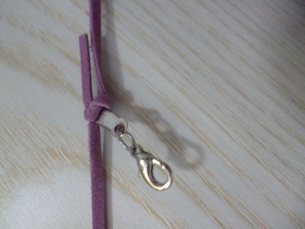 Anhänger mit Flieder Steinchen auf einer Samtkordel ; / P&C 