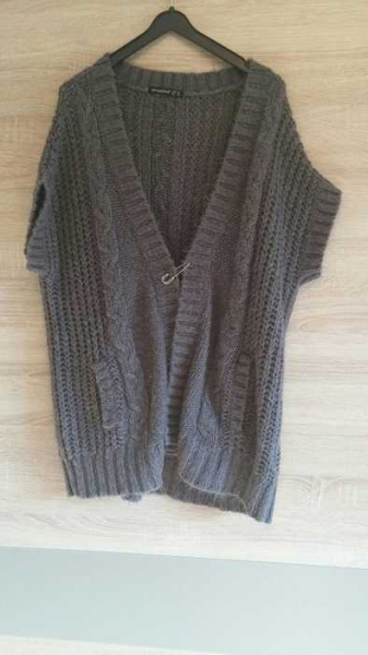 Graue Strickweste kurzärmlig