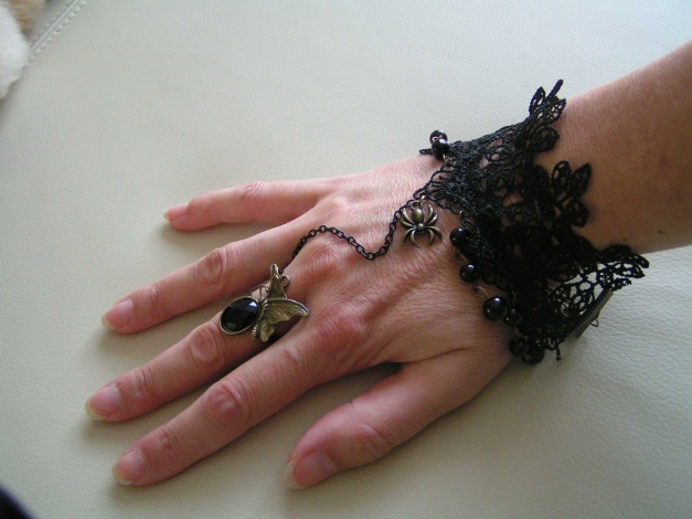 Gothic Handschmuck Spitze schwarz Spinne Schmetterling  Armband Viktorianisch Burlesque
