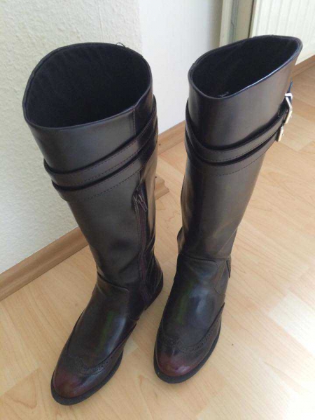 Stiefel mit Lochmuster