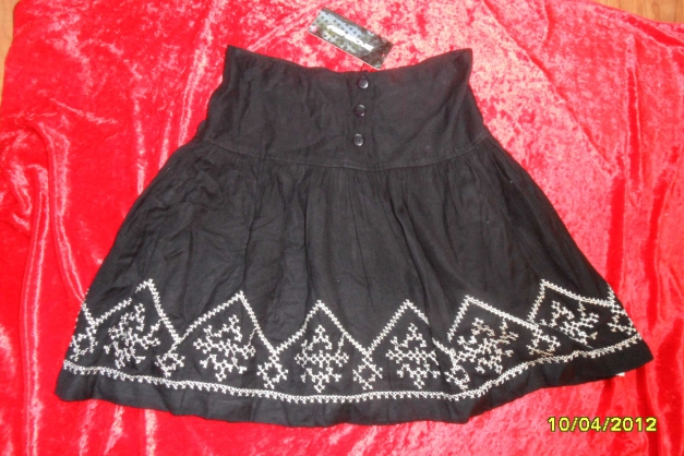 süßer Minirock in schwarz mit silberfarbener Stickerei, Größe XS, NEU, Fishbone, Sommerrock