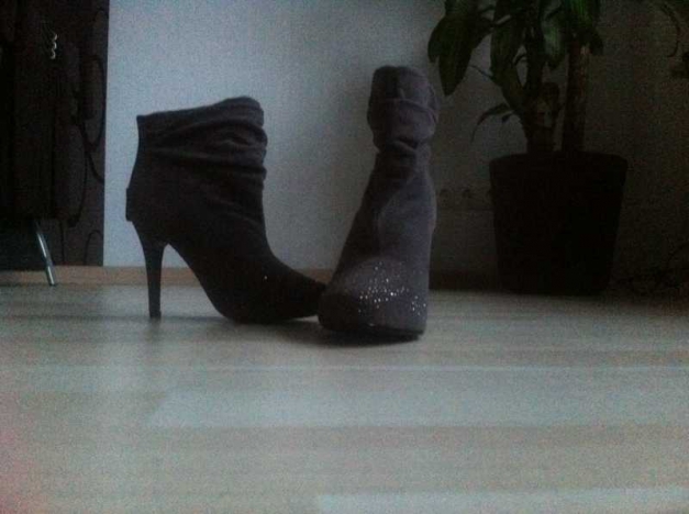 graue hohe stiefel mit glitzer