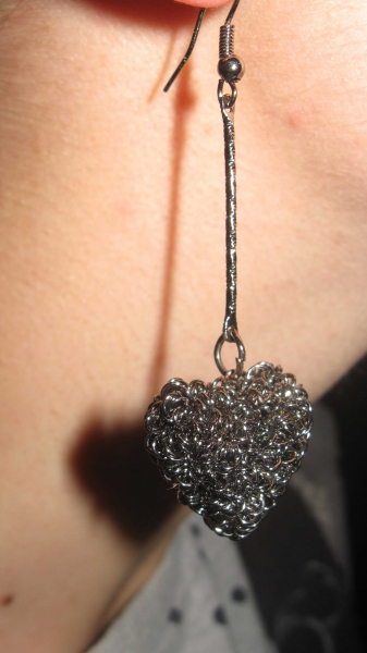 Schöne Herzohrringe, UNIKAT, dunkelgrau, grau